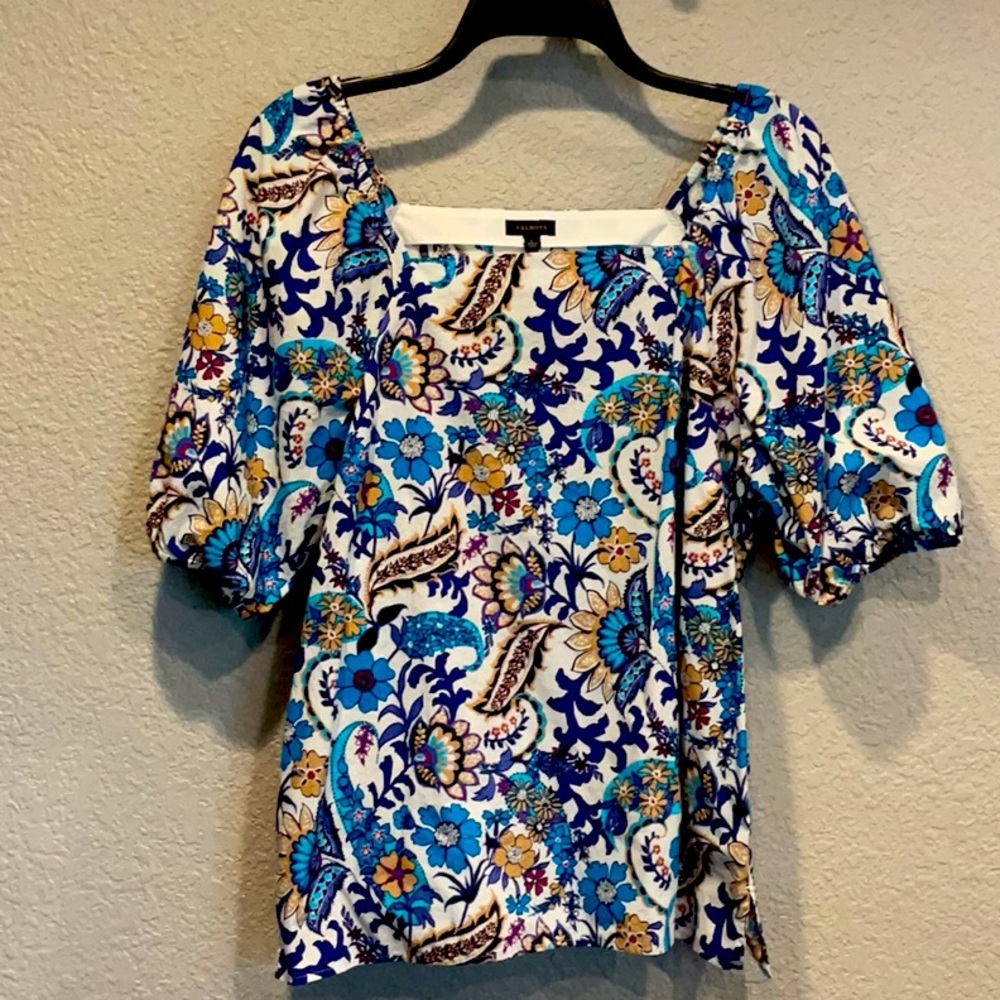 Talbots Blue and White Floral Blouse 🦋🌼